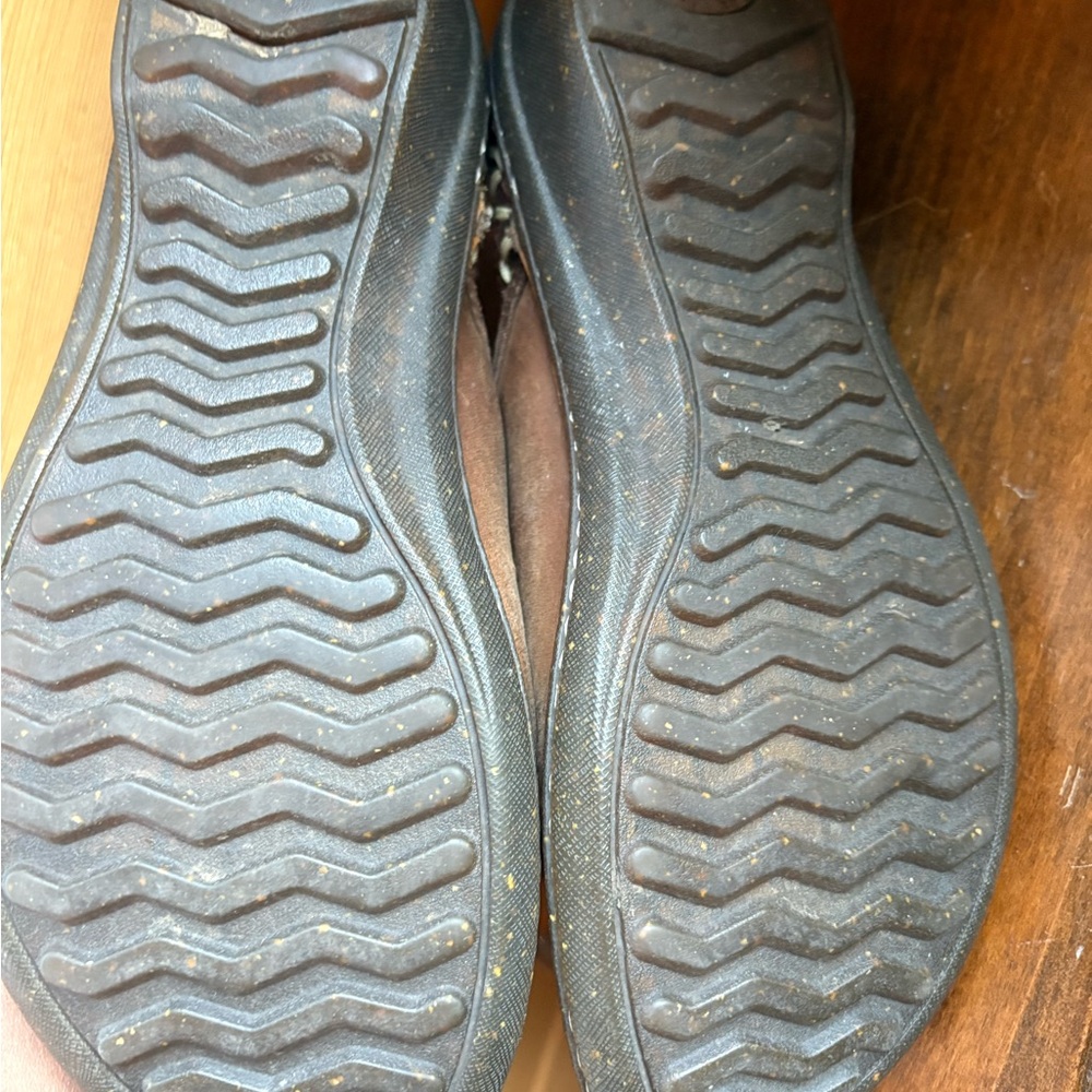 UGG Women’s  Brown Leather Clogs - Picture 4 of 6